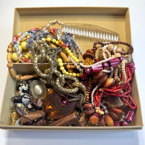 Lot of 521 g (1pound) of vintage wearable jewelry, felted box, over 40 pieces - Picture 4 of 7